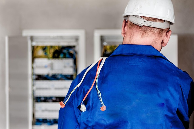 jarmoluk-electrician-1080586_640